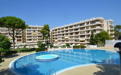 Salou 704: L'Eau, Ciel, Bâtiment, Propriété, Piscine, Bleu Azur, Arbre, Architecture, Plan D'Eau, Plante