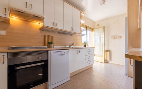 Indasol: Cabinetry, Meubles, Comptoir, Propriété, Bâtiment, Cuisinière, Appareil De Cuisine, Cuisine, Bois, Design Intérieur