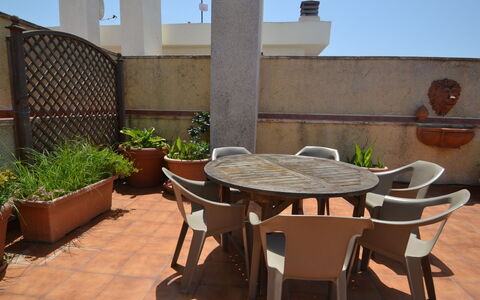 Indasol: L'Eau, Plante, Ciel, Bâtiment, Piscine, Arbre, Bleu Azur, Fenêtre, Immobilier, Loisir