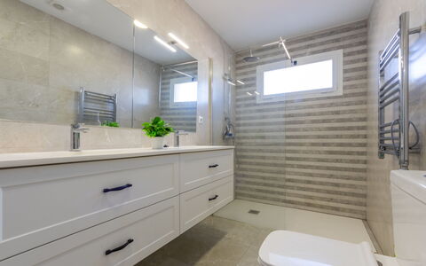 Indasol: Miroir, Luminaire Plomberie, Robinet, Cabinetry, Salle De Bains, Bâtiment, Tete De Douche, Design Intérieur, Plante