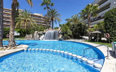 Salou 718: L'Eau, Ciel, Propriété, Bâtiment, Piscine, Bleu, Plante, Bleu Azur, Arbre, Plan D'Eau