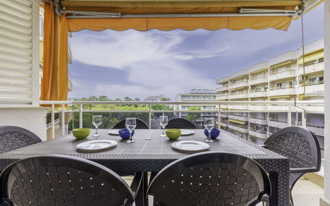 Salourhin: Appartement, Design Intérieur, Balcon, Condominium, Conception, Hôtel, Tache De Bois, Plante D'Appartement, Appartement Penthouse, Aluminium
