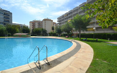 Salourhin: L'Eau, Plante, Ciel, Bâtiment, Piscine, Arbre, Bleu Azur, Fenêtre, Immobilier, Loisir