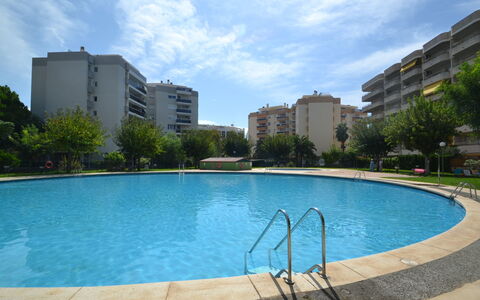 Salourhin: L'Eau, Plante, Ciel, Bâtiment, Piscine, Arbre, Bleu Azur, Fenêtre, Immobilier, Loisir