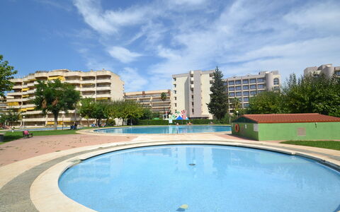 Salourhin: L'Eau, Plante, Ciel, Bâtiment, Piscine, Arbre, Bleu Azur, Fenêtre, Immobilier, Loisir
