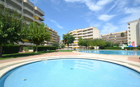 Salourhin: L'Eau, Plante, Ciel, Bâtiment, Piscine, Arbre, Bleu Azur, Fenêtre, Immobilier, Loisir