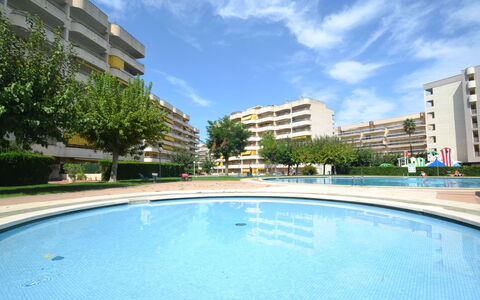 Salourhin: L'Eau, Plante, Ciel, Bâtiment, Piscine, Arbre, Bleu Azur, Fenêtre, Immobilier, Loisir