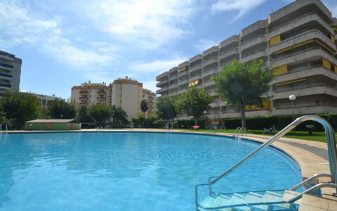 Salourhin: L'Eau, Plante, Ciel, Bâtiment, Piscine, Arbre, Bleu Azur, Fenêtre, Immobilier, Loisir