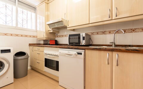 Sol España: Cabinetry, Comptoir, Propriété, Cuisinière, Appareil De Cuisine, Fenêtre, Cuisine, Bois, Cooktop, Électroménager