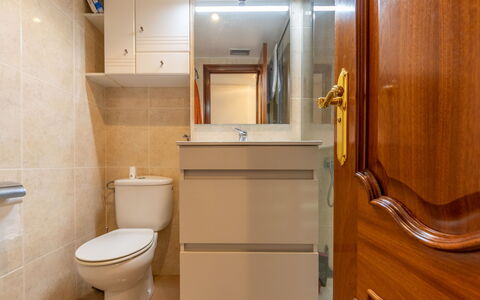 Sol España: Miroir, Cabinetry, Propriété, Robinet, Luminaire Plomberie, Lavabo, Siège De Toilette, Évier, Salle De Bains, Armoire De Toilette