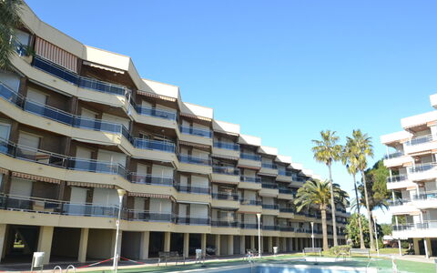 Sol España: Bâtiment, Ciel, Propriété, L'Eau, Plante, Fenêtre, Bleu Azur, Piscine, Arbre, Condominium