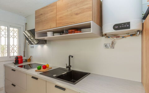 Miami Palace: Appareil De Cuisine, Cuisine, Comptoir, Cabinetry, Design Intérieur, Principaux Appliance, Evier, Meubles, Électroménager, Bois