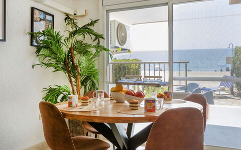 Miami Palace: Meubles, Table, Bois, Chaise, Design Intérieur, Table Cuisine Et Salle A Manger, Sol, Pot De Fleur, Salle À Manger, Plante D'Appartement