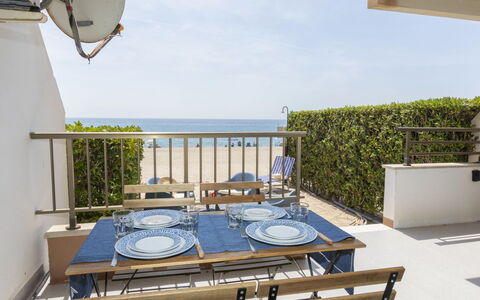 Miami Palace: Ciel, Table, Propriété, L'Eau, Meubles, Bleu Azur, Bois, Chaise, Mobilier De Jardin, Éclairage