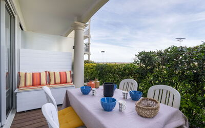 Arcachon 230: Table, Propriété, Meubles, Nuage, Ciel, Plante, Bleu Azur, Bâtiment, Chaise, Ombre