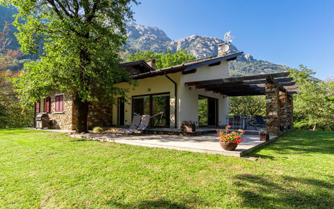 Motto dei Dossi: Ciel, Plante, Bâtiment, Fenêtre, Arbre, Ombre, Paysage Naturel, Lot Terre, Chalet, Herbe