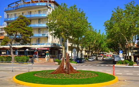 Lignano Sabbiadoro 687: L'Eau, Plante, Ciel, Bâtiment, Piscine, Arbre, Bleu Azur, Fenêtre, Immobilier, Loisir
