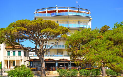 Lignano Sabbiadoro 687: L'Eau, Plante, Ciel, Bâtiment, Piscine, Arbre, Bleu Azur, Fenêtre, Immobilier, Loisir