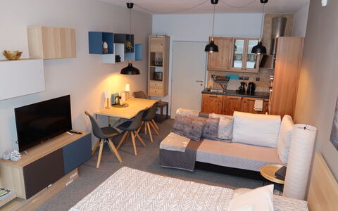 Harrachov 67: Propriété, Table, Meubles, Cadre, Confort, Bleu Azur, Bois, Canapé, Salon, Design Intérieur