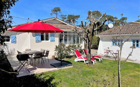 Soulac 628: Ciel, Propriété, Bâtiment, Plante, Fenêtre, Ombre, Mobilier De Jardin, Chaise, Arbre, Maison