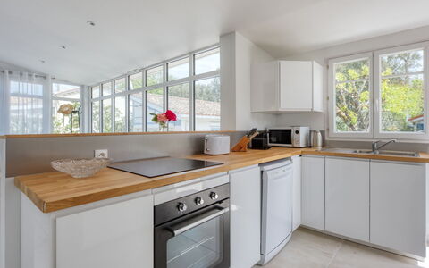 Soulac 628: Cabinetry, Comptoir, Bâtiment, Evier, Propriété, Robinet, Évier, Fenêtre, Blanc, Cuisine
