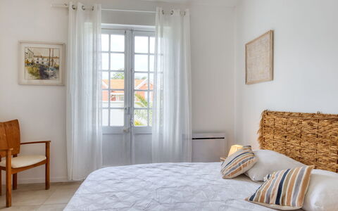 Soulac 628: Meubles, Propriété, Fenêtre, Confort, Bois, Jaune, Textile, Porte, Design Intérieur, Chaise