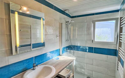 Grande Ensouleihado 628.2: Évier, Robinet, Propriété, Luminaire Plomberie, Miroir, Bleu Azur, Salle De Bains, Lavabo, Design Intérieur, Éclairage
