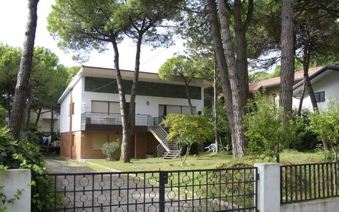 Lignano Pineta 678: Ciel, Nuage, Neige, Bâtiment, Montagne, Pente, Fenêtre, Maison, Bois, Design Urbain