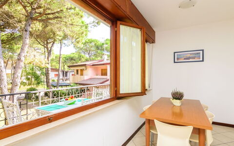 Lignano Pineta 678: Table, Propriété, Bâtiment, Ciel, Fenêtre, Bois, Design Intérieur, Nuage, Éclairage, Mobilier De Jardin