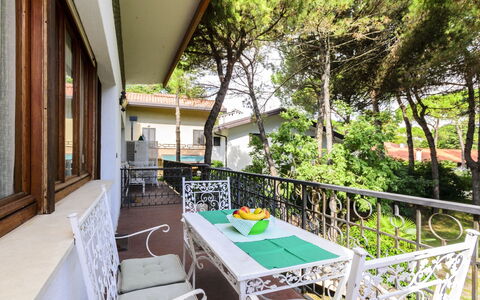 Lignano Pineta 678: Table, Propriété, Bâtiment, Ciel, Fenêtre, Bois, Design Intérieur, Nuage, Éclairage, Mobilier De Jardin