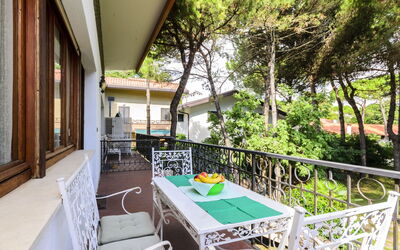 Lignano Pineta 678: Table, Propriété, Bâtiment, Ciel, Fenêtre, Bois, Design Intérieur, Nuage, Éclairage, Mobilier De Jardin