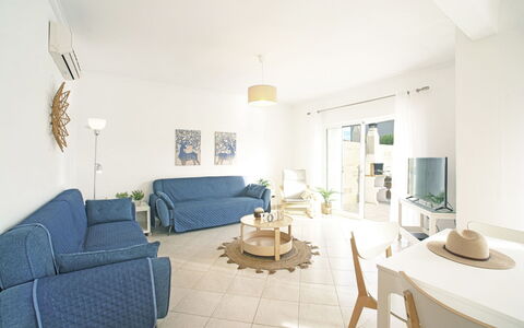 Inês: Meubles, Propriété, Table, Canapé, Fenêtre, Design Intérieur, Cadre, Chaise, Sol, Sol