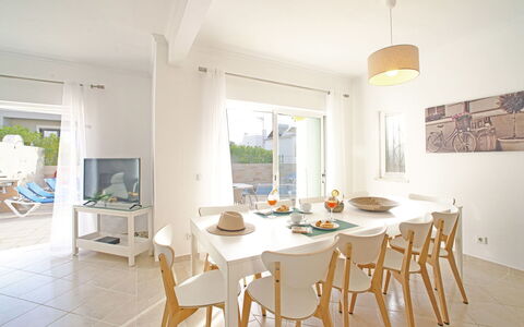 Inês: Table, Meubles, Propriété, Chaise, Bois, Éclairage, Design Intérieur, Fenêtre, Ombre, Sol
