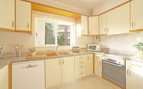 Inês: Cabinetry, Comptoir, Evier, Évier, Propriété, Robinet, Bâtiment, Cuisinière, Cuisine, Bois