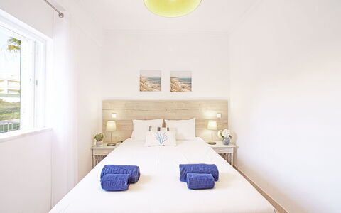 Inês: Meubles, Bâtiment, Bleu Azur, Fenêtre, Confort, Éclairage, Lit, Design Intérieur, Oreiller, Bois