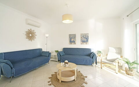 Inês: Meubles, Canapé, Bâtiment, Plante, Fenêtre, Confort, Décoration, Éclairage, Table, Salon