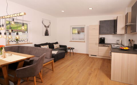 Wanglblick: Propriété, Meubles, Table, Design Intérieur, Canapé, Bois, Cabinetry, Éclairage, Comptoir, Sol