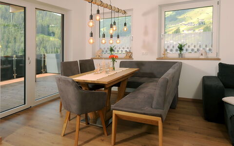 Wanglblick: Table, Meubles, Propriété, Bois, Design Intérieur, Éclairage, Cadre, Sol, Sol, Canapé