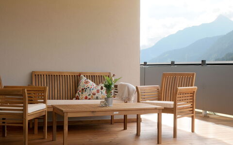 Wanglblick: Meubles, Ciel, Table, Propriété, Nuage, Bâtiment, Chaise, Bois, Mobilier De Jardin, Ombre