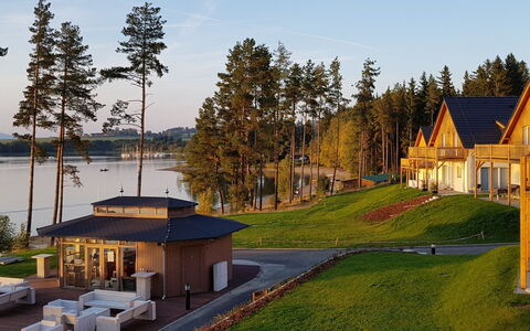Lakeside Village 6: Ciel, Nuage, Plante, Propriété, Fenêtre, Bâtiment, Montagne, Montagnes, Bois, Arbre