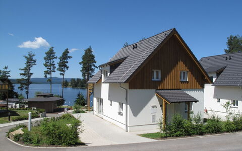 Lakeside Village 6: Ciel, Nuage, Plante, Propriété, Fenêtre, Bâtiment, Montagne, Montagnes, Bois, Arbre