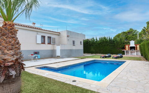 Villa Tello: Ciel, Nuage, Plante, Propriété, Fenêtre, Bâtiment, Montagne, Montagnes, Bois, Arbre