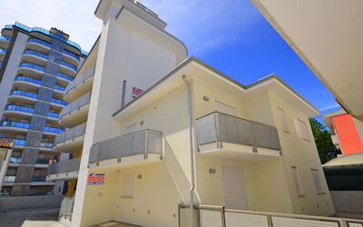 Lignano Sabbiadoro 688: Ciel, Nuage, Plante, Propriété, Fenêtre, Bâtiment, Montagne, Montagnes, Bois, Arbre