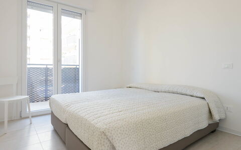 Lignano Sabbiadoro 689: Chambre, Lit, Design Intérieur, Sol, Drap De Lit, Literie, Sol, Pièce, Cadre De Lit, Linge
