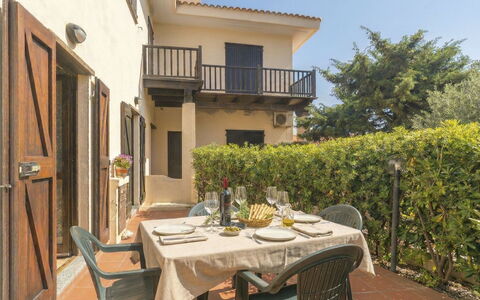 Lampara: Mur, Domicile, Balcon, Porte, Ombre, Biens, Mobilier De Jardin, Chaise, Cour, Plante D'Appartement