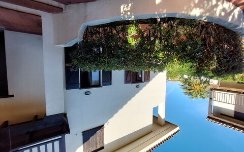 Lampara: Ciel, Nuage, Plante, Propriété, Fenêtre, Bâtiment, Montagne, Montagnes, Bois, Arbre