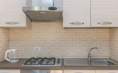 Lampara: Evier, Comptoir, Blanc, Cabinetry, Robinet, Évier, Cuisine, Luminaire Plomberie, Cuisinière, Éclairage