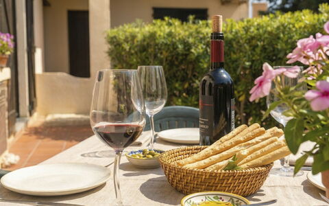 Lampara: Vaisselle, Aliments, Table, Drinkware, Serveware, Meubles, Verres À Pied, Bouteille, Vaisselle, Assiette