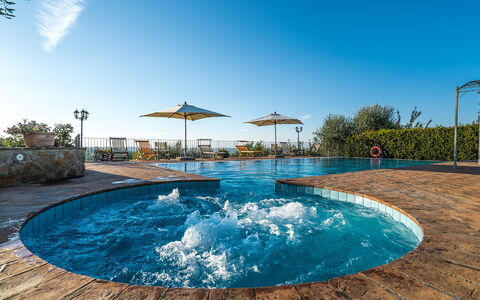 Villa i Colli: L'Eau, Nuage, Ciel, Plante, Piscine, Bleu Azur, Arbre, Paysage Naturel, Ombre, Aqua