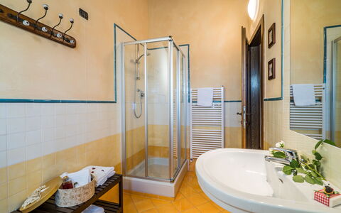 Villa i Colli: Luminaire Plomberie, Robinet, Porte De Douche, Baignoire, Tete De Douche, Salle De Bains, Plante, Douche, Bâtiment